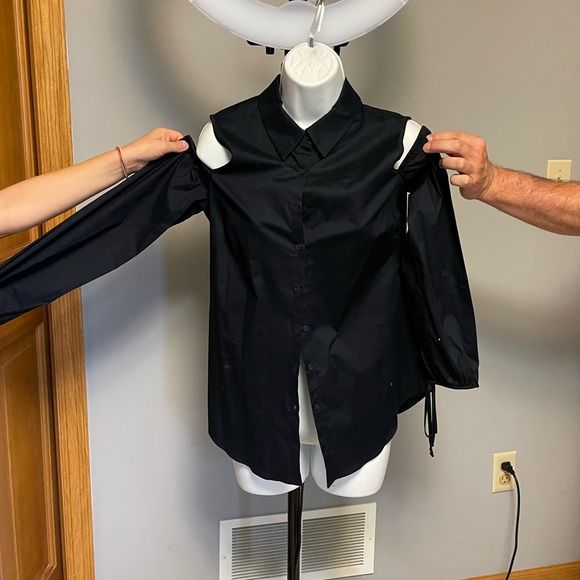 Tailored fit, button-down shirt with open-shoulder design - Picture 3 of 8